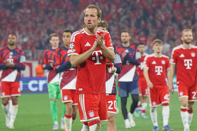 9 Harry Kane und Mitspieler (FCB) bedanken sich, am Spielende, bei den Fans, Porträt, Portrait, Fussball FC Bayern München - Paris Saint-Germain UEFA Champions League Halbfinale 06.05.2026 Allianz Arena FOTO: Mladen Lackovic LakoPress