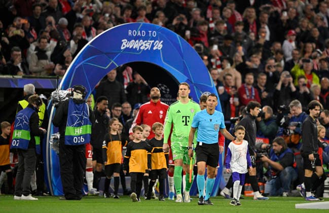 vor Spielbeginn: Schiedsrichter Referee Joao Pinheiro (POR) und Team betritt mit Ballkindern den Pitch durch Arch ROAD TO BUDAPEST Torwart Manuel Neuer FC Bayern Muenchen FCB (01) Jonathan Tah FC Bayern Muenchen FCB (04) FC Bayern Muenchen FCB vs Paris Saint-Germain PSG CL Champions League Halbfinale Rueckspiel 06.05.2026 DFL REGULATIONS PROHIBIT ANY USE OF PHOTOGRAPHS AS IMAGE SEQUENCES AND OR QUASI-VIDEO FC Bayern Muenchen FCB vs Paris Saint-Germain PSG CL Champions League
