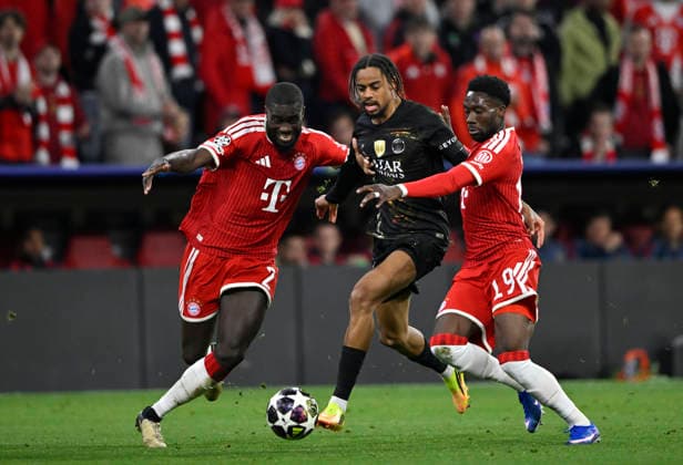 Zweikampf, Aktion Bradley Barcola FC Paris Saint-Germain PSG (29) gegen Dayot Upamecano FC Bayern Muenchen FCB (02) Alphonso Davies Bayern FC Muenchen FCB (19) FC Bayern Muenchen FCB vs Paris Saint-Germain PSG CL Champions League Halbfinale Rueckspiel 06.05.2026 DFL REGULATIONS PROHIBIT ANY USE OF PHOTOGRAPHS AS IMAGE SEQUENCES AND OR QUASI-VIDEO FC Bayern Muenchen FCB vs Paris Saint-Germain PSG CL Champions League
