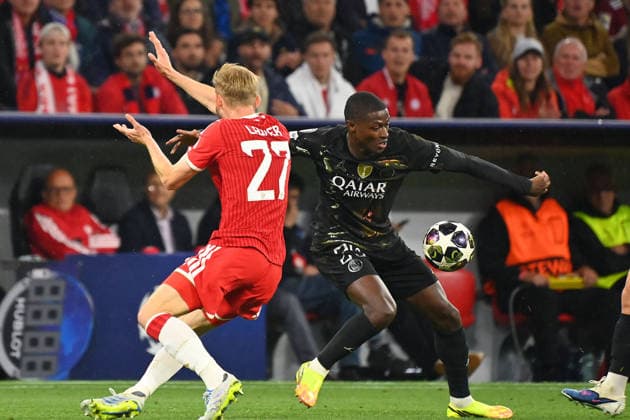 Klares Handspiel-Die Hand geht zum Ball beim Aktion,Zweikampf von Konrad LAIMER (Bayern Muenchen) mit Nuno MENDES (PSG),Kein Elfmeter,Strafstoss. Fussball Champions League,Saison 2025 26, Halbfinale FC Bayern-Muenchen - Paris Saint Germain (PSG) 1-1 am 06.05.2026 A L L I A N Z A R E N A.