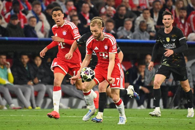 Szene vor dem Handspile von Nuno MENDES (PSG). Konrad LAIMER (Bayern Muenchen) soll den Ball mit dem Arm beruehrt haben.Strittige Szene. Fussball Champions League,Saison 2025 26, Halbfinale FC Bayern-Muenchen - Paris Saint Germain (PSG) 1-1 am 06.05.2026 A L L I A N Z A R E N A.
