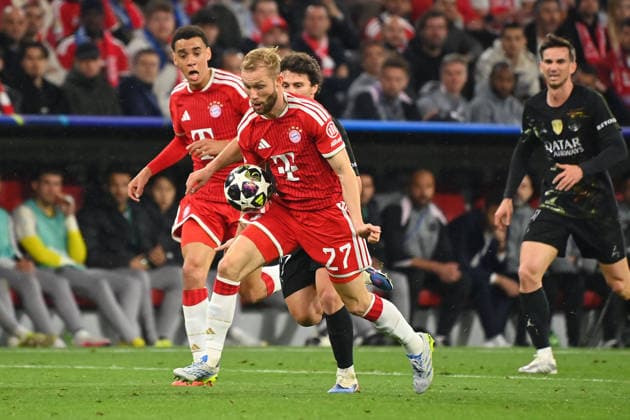 Szene vor dem Handspile von Nuno MENDES (PSG). Konrad LAIMER (Bayern Muenchen) soll den Ball mit dem Arm beruehrt haben.Strittige Szene. Fussball Champions League,Saison 2025 26, Halbfinale FC Bayern-Muenchen - Paris Saint Germain (PSG) 1-1 am 06.05.2026 A L L I A N Z A R E N A.