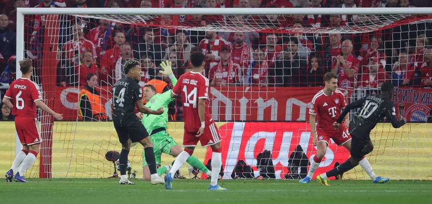 06.05.2026, FC Bayern vs Paris Saint Germain, Allianz Arena Muenchen, Fussball, im Bild: 0:1 von Ousmane Dembele (Paris St Germain), Josip Stanisic (FC Bayern Muenchen), Manuel Neuer (FC Bayern Muenchen) und Joshua Kimmich (FC Bayern Muenchen)geschlagen