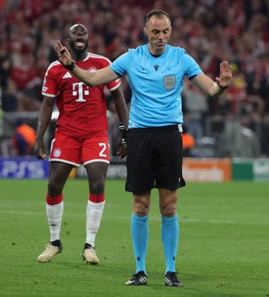 06.05.2026, FC Bayern vs Paris Saint Germain, Allianz Arena Muenchen, Fussball, im Bild: Dayot Upamecano (FC Bayern Muenchen) mit Referee Joao Pinheiro (POR) nicht einverstanden