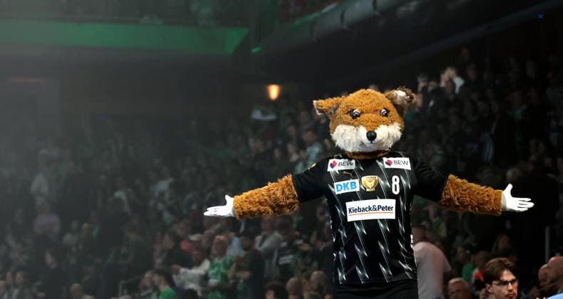 Maskottchen Fuchsi feuert an Aktion Oberkörper Handball CL Championsleague Champions League Herren Viertelfinale Rückspiel Saison 2025 2026 06.05.2026 Füchse Berlin vs. Veszprem HC in der Max Schmeling Halle