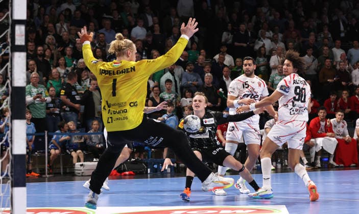 Torwart Mikael Appelgren, Tobias Schjoelberg Groendahl wirft, Ahmed Hesham Elsayed Moham, Ismail Mohamed Zeinelabedin Ali Zweikampf Spielszene Aktion Handball CL Championsleague Champions League Herren Viertelfinale Rückspiel Saison 2025 2026 06.05.2026 Füchse Berlin vs. Veszprem HC in der Max Schmeling Halle