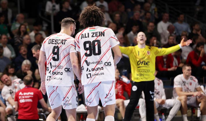 Hugo Descat redet mit Ismail Mohamed Zeinelabedin Ali, Torwart Mikael Appelgren zeigend, gestikulierend Aktion Oberkörper Handball CL Championsleague Champions League Herren Viertelfinale Rückspiel Saison 2025 2026 06.05.2026 Füchse Berlin vs. Veszprem HC in der Max Schmeling Halle