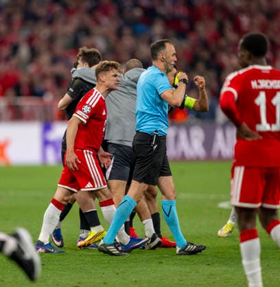 06.05.2026, Fussball UEFA Championsleague 2025 2026: Halbfinale Rückpiel, FC Bayern München - Paris St. Germain, in der Allianz-Arena München, li: Joshua Kimmich (FC Bayern München) geht nach dem Schlusspfiff wütend auf den Schiedsrichter Joao Pinheiro (POR) los. Der zeigt ihm noch die gelbe Karte