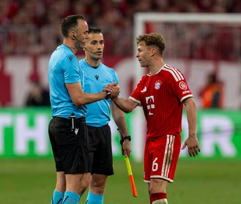 06.05.2026, Fussball UEFA Championsleague 2025 2026: Halbfinale Rückpiel, FC Bayern München - Paris St. Germain, in der Allianz-Arena München, Trot Wut im Bauch, Joshua Kimmich (re, FC Bayern München) gibt dem Schiedsrichter Joao Pinheiro (li, POR) die Hand nach dem Spiel.