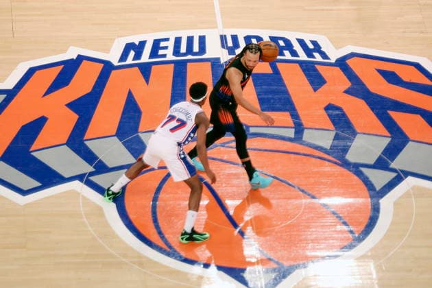 NBA, Basketball Herren, USA Playoffs - Philadelphia 76ers at New York Knicks New York Knicks guard Jalen Brunson (R) in action during Game 2 of the Eastern Conference semifinals between the Philadelphia 76ers and New York Knicks at Madison Square Garden in New York, New York, USA, 06 May 2026. NEW YORK NEW YORK UNITED STATES  Copyright: xSARAHxYENESELx