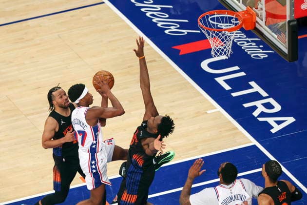 NBA, Basketball Herren, USA Playoffs - Philadelphia 76ers at New York Knicks Philadelphia 76ers guard VJ Edgecombe (2-L) in action during Game 2 of the NBA Eastern Conference semifinals between the Philadelphia 76ers and New York Knicks at Madison Square Garden in New York, New York, USA, 06 May 2026. NEW YORK NEW YORK UNITED STATES  Copyright: xSARAHxYENESELx