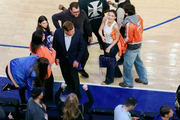 NBA, Basketball Herren, USA Playoffs - Philadelphia 76ers at New York Knicks American model and influencer Kylie Jenner (C-R) responds to a fan while leaving the court after Game 2 of the NBA Eastern Conference semifinals between the Philadelphia 76ers and New York Knicks at Madison Square Garden in New York, New York, USA, 06 May 2026. NEW YORK NEW YORK UNITED STATES  Copyright: xSARAHxYENESELx