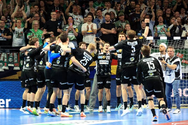 DEU, Machineseeker EHF Champions League, Fuechse Berlin vs. One VeszprŽm HC, 06.05.2026, Max-Schmeling-Halle, Berlin, DEU, Machineseeker EHF Champions League, Fuechse Berlin vs. One VeszprŽm HC, im Bild Fuechse-Spielerkreis, Zuschauer, Besucher, Fans