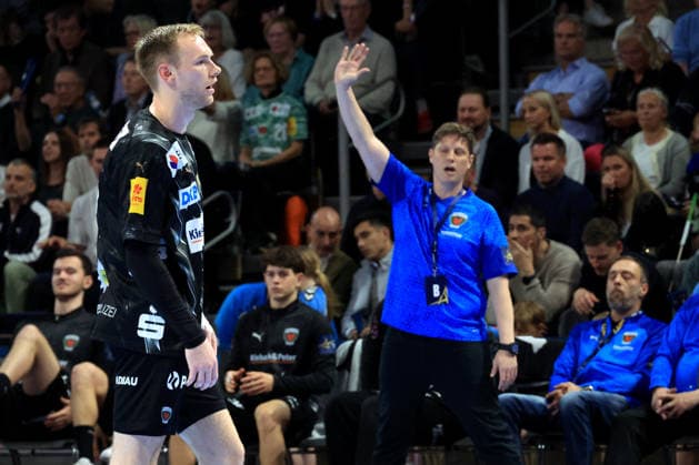 DEU, Machineseeker EHF Champions League, Fuechse Berlin vs. One VeszprŽm HC, 06.05.2026, Max-Schmeling-Halle, Berlin, DEU, Machineseeker EHF Champions League, Fuechse Berlin vs. One VeszprŽm HC, im Bild Cheftrainer Nicolej Krickau (Fuechse Berlin), Fuechse-Spielerbank, Mathias Gidsel (Fuechse Berlin 19)