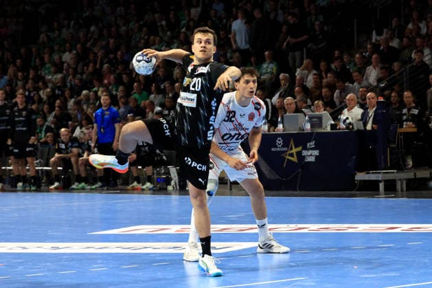 DEU, Machineseeker EHF Champions League, Fuechse Berlin vs. One VeszprŽm HC, 06.05.2026, Max-Schmeling-Halle, Berlin, DEU, Machineseeker EHF Champions League, Fuechse Berlin vs. One VeszprŽm HC, im Bild 7m Tim Freihoefer (Fuechse Berlin 20), Yanis Lenne (Veszprem 32)