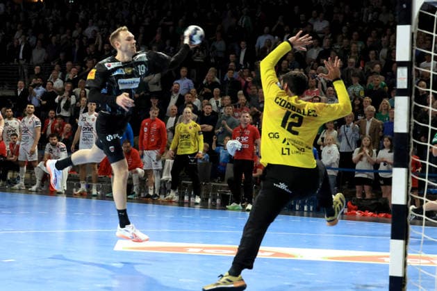 DEU, Machineseeker EHF Champions League, Fuechse Berlin vs. One VeszprŽm HC, 06.05.2026, Max-Schmeling-Halle, Berlin, DEU, Machineseeker EHF Champions League, Fuechse Berlin vs. One VeszprŽm HC, im Bild Mathias Gidsel (Fuechse Berlin 19), Rodrigo Corrales (Veszprem 12)