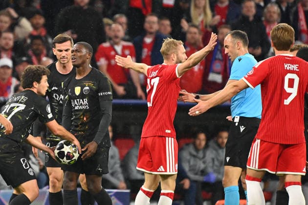Konrad LAIMER (Bayern Muenchen) beschwert sich bei Schiedsrichter Joao PINHEIRO nach Handspiel von Nuno MENDES (PSG,3.v.li). Fehlentscheidung. Fussball Champions League,Saison 2025 26, Halbfinale FC Bayern-Muenchen - Paris Saint Germain (PSG) 1-1 am 06.05.2026 A L L I A N Z A R E N A.