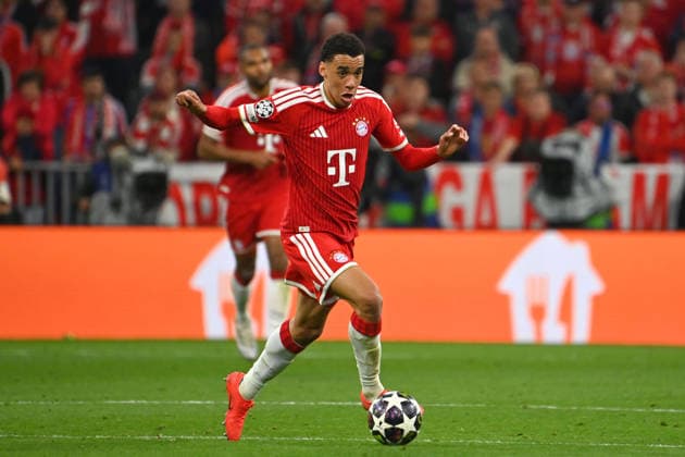 Jamal MUSIALA (Bayern Muenchen), Aktion,Einzelaktion,Einzelbild, Freisteller,Ganzkoerperaufnahme,ganze Figur. Fussball Champions League,Saison 2025 26, Halbfinale FC Bayern-Muenchen - Paris Saint Germain (PSG) 1-1 am 06.05.2026 A L L I A N Z A R E N A.