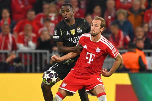 Harry KANE (Bayern Muenchen), Aktion,Zweikampf gegen Willian PACHO (PSG). Fussball Champions League,Saison 2025 26, Halbfinale FC Bayern-Muenchen - Paris Saint Germain (PSG) 1-1 am 06.05.2026 A L L I A N Z A R E N A.