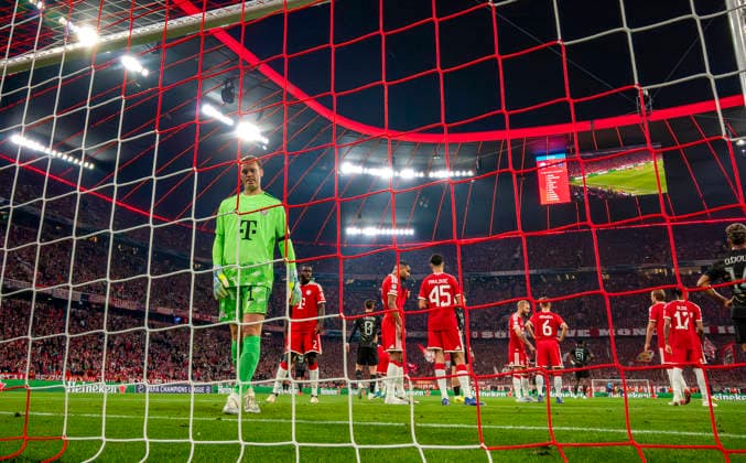 06.05.2026, Fussball UEFA Championsleague 2025 2026: Halbfinale Rückpiel, FC Bayern München - Paris St. Germain, in der Allianz-Arena München, Torwart Manuel Neuer (FC Bayern München), Dayot Upamecano (FC Bayern München), Jonathan Tah (FC Bayern München), Aleksandar Pavlovic (Bayern München), Hiroki Ito (FC Bayern München), Joshua Kimmich (FC Bayern München), frustriert.