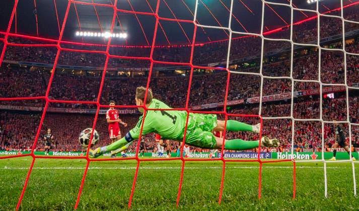 06.05.2026, Fussball UEFA Championsleague 2025 2026: Halbfinale Rückpiel, FC Bayern München - Paris St. Germain, in der Allianz-Arena München, Torwart Manuel Neuer (FC Bayern München) hechtet zum Ball.