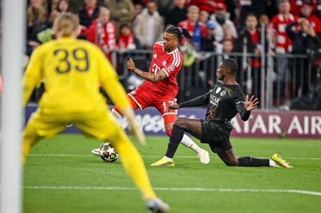 Torwart Matvei Safonov (Paris Saint-Germain FC), Michael Olise (FC Bayern München) and Nuno Mendes (Paris Saint-Germain FC) battle for the ball during the UEFA Champions League 2025 26 Semi Final Second Leg match between FC Bayern München and Paris Saint-Germain at Football Arena Munich on May 6, 2026 in Munich, Germany. (Photo by Harry Langer DeFodi Images) -