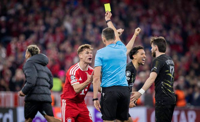Munich, Germany. 06th Mai 2026. Referee Joao Pinheiro (POR) zeigt Joshua Kimmich (FCB) die gelbe Karte FC Bayern München - Paris Saint Germain 06.05.2026