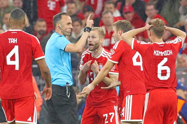 27 Konrad Laimer, 44 Josip Stanisic, 6 Joshua Kimmich (FCB) protestieren, reklamieren, Schidesrichter Joao Pinheiro, Porträt, Portrait, Fussball FC Bayern München - Paris Saint-Germain UEFA Champions League Halbfinale 06.05.2026 Allianz Arena FOTO: Mladen Lackovic LakoPress