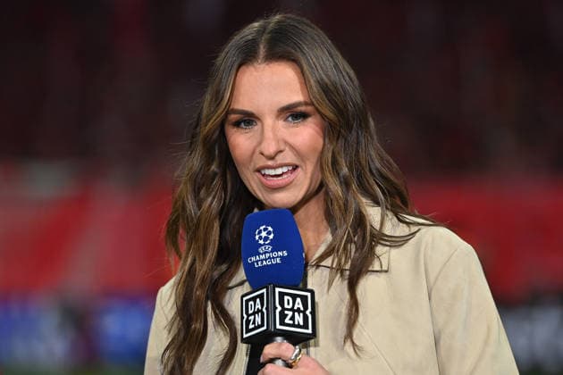 Laura WONTORRA (DAZN Moderatorin) am Mikrofon,Einzelbild,angeschnittenes Einzelmotiv,Portraet,Portrait,Porträt. Fussball Champions League,Saison 2025 26, Halbfinale FC Bayern-Muenchen - Paris Saint Germain (PSG) 1-1 am 06.05.2026 A L L I A N Z A R E N A. Â *** Laura WONTORRA DAZN presenter at the microphone,single image,cropped single motif,portrait,portrait,portrait Football Champions League,season 2025 26, semi-final FC Bayern Muenchen Paris Saint Germain PSG 1 1 on 06 05 2026 A L L I A N Z A R E N A Â