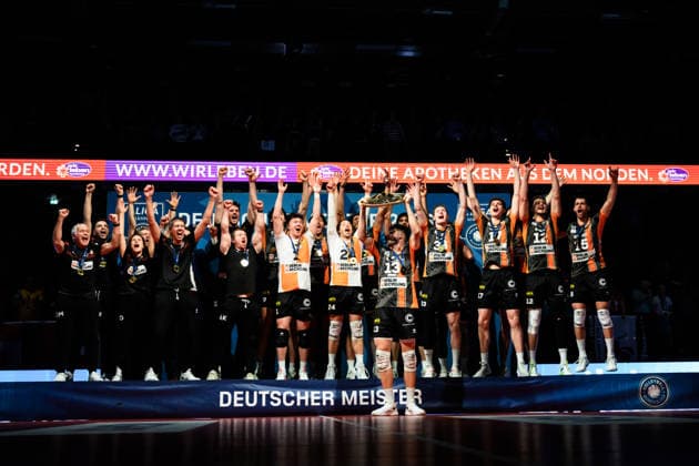 06.05.2026, LKH Arena, Lüneburg Lueneburg Volleyball, Bundesliga Männer Maenner, Play-offs, Finale, SVG Lüneburg Lueneburg vs. Berlin Recycling Volleys Siegerehrung Deutscher Meister 2026: Berlin Recycling Volleys Ruben Schott ( 13 Berlin) mit Meisterschale Trophy