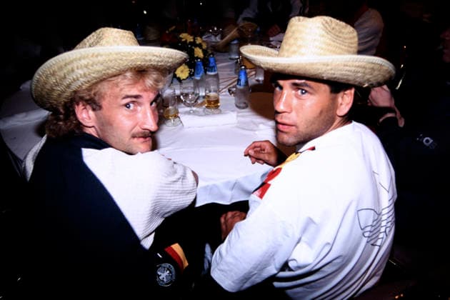 VOELLER Rudi mit KIRSTEN Ulf Team Deutschland FIFA World Cup, WM, Weltmeisterschaft, Fussball Fussball Weltmeisterschaft 1994 in USA Mercedes Benz Party mit der Deutschen Mannschaft und der Band Scorpions i Chicago vor beginn der WM 1994 am 13.06. 1994 in Chicago *** VOELLER Rudi with KIRSTEN Ulf Team Germany FIFA World Cup Soccer World Cup 1994 in USA Mercedes Benz Party with the German Team and the Band Scorpions i Chicago before the start of the World Cup 1994 on 13 06 1994 in Chicago Copyright: xLacixPerenyix