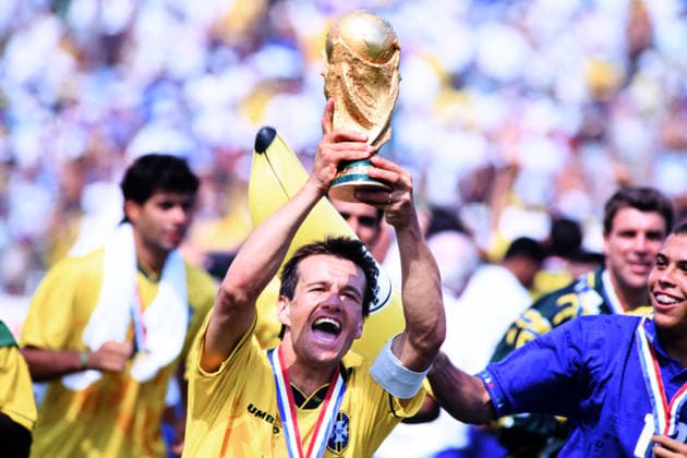 DUNGA Kapitaen Team Brasilien Weltmeister mit Weltpokal bei der Siegerehrung rechts RONALDO ROSE BOWL Stadion Pasadena FIFA Fussball Weltmeisterschaften 1994 in USA Spiel Finale Fussball WM 1994 Brasilien - Italien am 17.07.1994 in Pasadena *** DUNGA Captain Team Brazil World Champion with World Cup trophy at the award ceremony right RONALDO ROSE BOWL Stadium Pasadena FIFA World Cup 1994 in USA Match Final Soccer World Cup 1994 Brazil Italy on 17 07 1994 in Pasadena Copyright: xLacixPerenyix