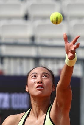 (260507) -- ROME, May 7, 2026 -- Zheng Qinwen serves during women s singles round of 64 match between Zheng Qinwen of China and Cristina Bucsa of Spain at the WTA, Tennis Damen Italian Open in Rome, Italy, May 7, 2026. ) (SP)ITALY-ROME-TENNIS-WTA-ITALIAN OPEN-WOMEN S SINGLES WangxKaiyan 