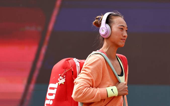 (260507) -- ROME, May 7, 2026 -- Zheng Qinwen reacts before women s singles round of 64 match between Zheng Qinwen of China and Cristina Bucsa of Spain at the WTA, Tennis Damen Italian Open in Rome, Italy, May 7, 2026. ) (SP)ITALY-ROME-TENNIS-WTA-ITALIAN OPEN-WOMEN S SINGLES WangxKaiyan 