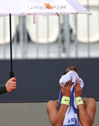 (260507) -- ROME, May 7, 2026 -- Zheng Qinwen reacts during women s singles round of 64 match between Zheng Qinwen of China and Cristina Bucsa of Spain at the WTA, Tennis Damen Italian Open in Rome, Italy, May 7, 2026. ) (SP)ITALY-ROME-TENNIS-WTA-ITALIAN OPEN-WOMEN S SINGLES WangxKaiyan 