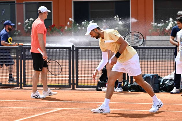 Foto IPP Cavaliere Emiliano. Roma 07 05 2026. Tennis Internazionali d Italia 2026. Nella foto: Novak Djokovic prima di iniziare l allenamento tocca la terra rossa. Italy Photo Press - World Copyright italy ITALY  Copyright: xR4924_italyphotopressx