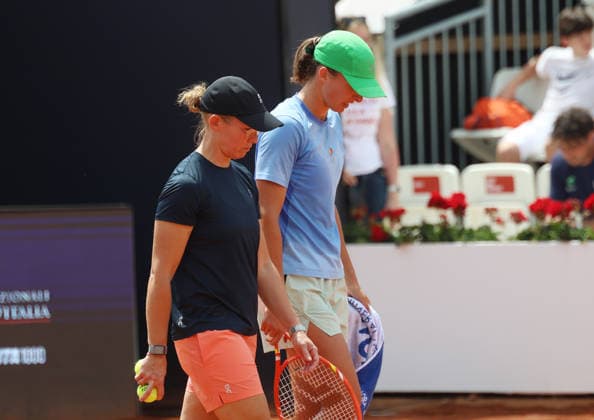 May 7, 2026, Rome, Celestynow, Italy: IGA SWIATEK and her psychologist DARIA ABRAMOWICZ of Poland during practise session on tennis tournament WTA, Tennis Damen 1000 Internazionali BNL DÃ¢â‚¬â ¢Italia, Rome, Italy. Tennis, Internazionali BNL DÃ¢â‚¬â ¢Italia 2026 - Iga Swiatek, Daria Abramowicz  - ZUMAc278 20260507_zsp_c278_018 Copyright: xMarcinxCholewinskix