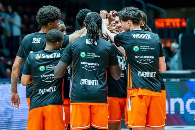 Chemnitz, Deutschland 07. Mai 2026: 1. BBL - 2025 2026 - Sp. 33 - Niners Chemnitz gegen Skyliners Frankfurt Im Bild: Die Spieler von Chemnitz bilden einen Mannschaftskreis zum Schulterschluss. Copyright: xFotostandx xNachtigallx