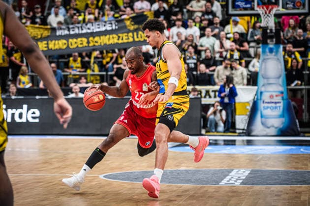 Isaiah Mike (FC Bayern Basketball, 22) vs. Brandon Tischler (MHP RIESEN Ludwigsburg, 24) GER, MHP Riesen Ludwigsburg vs. FC Bayern Muenchen Basketball, Basketball Bundesliga, easycredit BBL, 33. Spieltag, Spielzeit 2025 2026, 07.05.2026 GER, MHP Riesen Ludwigsburg vs. FC Bayern Muenchen Basketball, Basketball Bundesliga, easycredit BBL, 33. Spieltag, Spielzeit 2025 2026, 07.05.2026 Ludwigsburg Copyright: xSandyxDinkelackerx EP_SDR