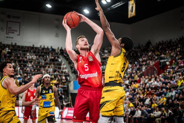 Niels Giffey (FC Bayern Basketball, 05) vs. Terrell Harris (MHP RIESEN Ludwigsburg, 08) GER, MHP Riesen Ludwigsburg vs. FC Bayern Muenchen Basketball, Basketball Bundesliga, easycredit BBL, 33. Spieltag, Spielzeit 2025 2026, 07.05.2026 GER, MHP Riesen Ludwigsburg vs. FC Bayern Muenchen Basketball, Basketball Bundesliga, easycredit BBL, 33. Spieltag, Spielzeit 2025 2026, 07.05.2026 Ludwigsburg Copyright: xSandyxDinkelackerx EP_SDR