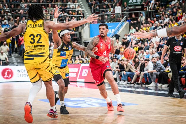 Xavier Rathan-Mayes (FC Bayern Basketball, 04) vs. Stefan Smith (MHP RIESEN Ludwigsburg, 03) und Keeshawn Kellman (MHP RIESEN Ludwigsburg, 32) GER, MHP Riesen Ludwigsburg vs. FC Bayern Muenchen Basketball, Basketball Bundesliga, easycredit BBL, 33. Spieltag, Spielzeit 2025 2026, 07.05.2026 GER, MHP Riesen Ludwigsburg vs. FC Bayern Muenchen Basketball, Basketball Bundesliga, easycredit BBL, 33. Spieltag, Spielzeit 2025 2026, 07.05.2026 Ludwigsburg Copyright: xSandyxDinkelackerx EP_SDR