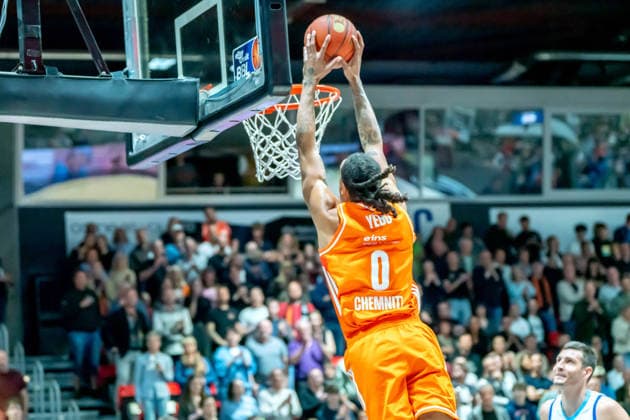 Chemnitz, Deutschland 07. Mai 2026: 1. BBL - 2025 2026 - Sp. 33 - Niners Chemnitz gegen Skyliners Frankfurt Im Bild: Kevin Yebo (99) mit einem Dunking Copyright: xFotostandx xNachtigallx