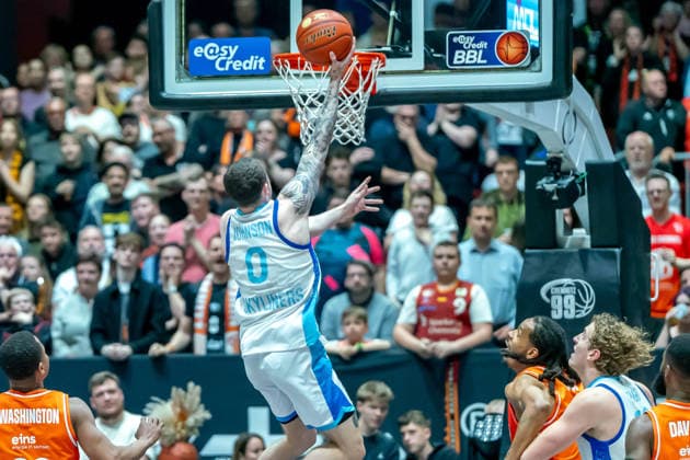 Chemnitz, Deutschland 07. Mai 2026: 1. BBL - 2025 2026 - Sp. 33 - Niners Chemnitz gegen Skyliners Frankfurt Im Bild: Logan Johnson (Frankfurt) mit einem Dunking Copyright: xFotostandx xNachtigallx