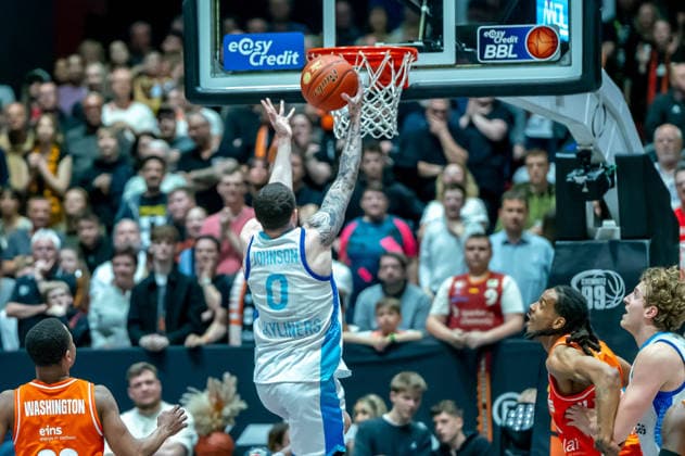 Chemnitz, Deutschland 07. Mai 2026: 1. BBL - 2025 2026 - Sp. 33 - Niners Chemnitz gegen Skyliners Frankfurt Im Bild: Logan Johnson (Frankfurt) 2.v.li. mit einem Dunking Copyright: xFotostandx xNachtigallx