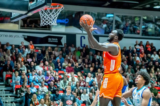 Chemnitz, Deutschland 07. Mai 2026: 1. BBL - 2025 2026 - Sp. 33 - Niners Chemnitz gegen Skyliners Frankfurt Im Bild: Amadou Sow (99) 1.v.li. setzt zur einem Dunking an Copyright: xFotostandx xNachtigallx