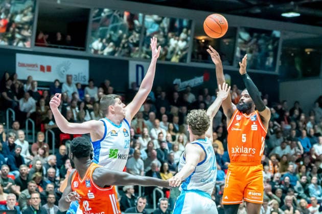 Chemnitz, Deutschland 07. Mai 2026: 1. BBL - 2025 2026 - Sp. 33 - Niners Chemnitz gegen Skyliners Frankfurt Im Bild: Corey Davis (99) 4.v.li. setzt zu einem 3 Points Wurf an Copyright: xFotostandx xNachtigallx