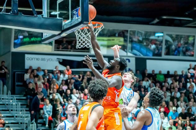 Chemnitz, Deutschland 07. Mai 2026: 1. BBL - 2025 2026 - Sp. 33 - Niners Chemnitz gegen Skyliners Frankfurt Im Bild: Amadou Sow (99) 3.v.li. mit einem Dunking Copyright: xFotostandx xNachtigallx