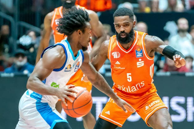 Chemnitz, Deutschland 07. Mai 2026: 1. BBL - 2025 2026 - Sp. 33 - Niners Chemnitz gegen Skyliners Frankfurt Im Bild: v. li. im Zweikampf Isaiah Swope (Frankfurt) und Corey Davis (99) Copyright: xFotostandx xNachtigallx