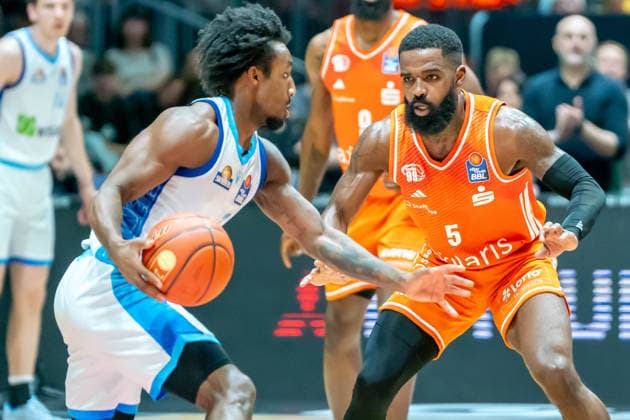 Chemnitz, Deutschland 07. Mai 2026: 1. BBL - 2025 2026 - Sp. 33 - Niners Chemnitz gegen Skyliners Frankfurt Im Bild: v. li. im Zweikampf Isaiah Swope (Frankfurt) und Corey Davis (99) Copyright: xFotostandx xNachtigallx