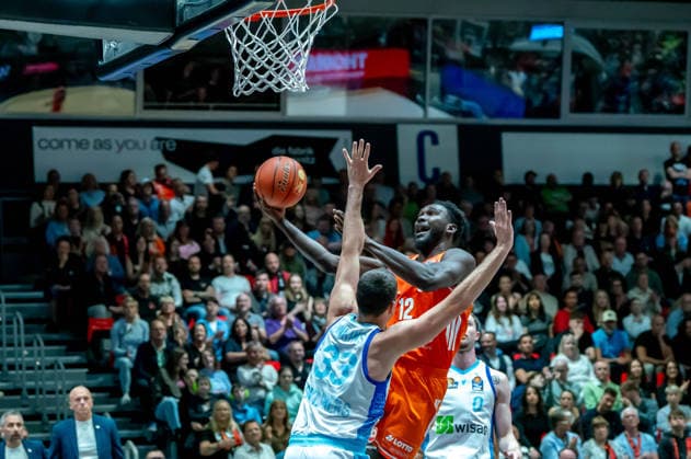Chemnitz, Deutschland 07. Mai 2026: 1. BBL - 2025 2026 - Sp. 33 - Niners Chemnitz gegen Skyliners Frankfurt Im Bild: v. li. im Zweikampf Ryan Hawkins (Frankfurt) und Amadou Sow (99) Copyright: xFotostandx xNachtigallx